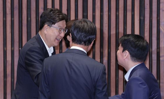 인사하는 권성동·안철수