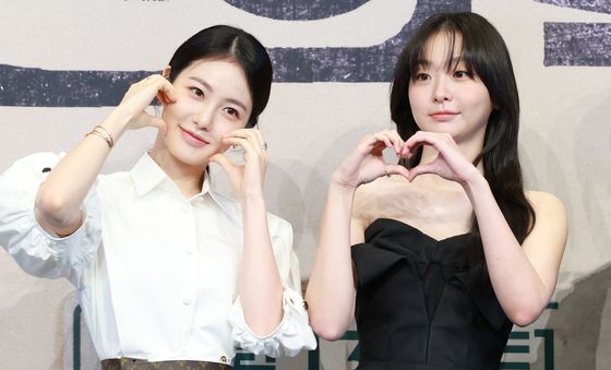 포즈 취하는 신예은과 김다미