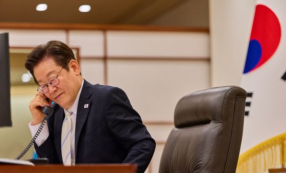 마크롱 프랑스 대통령과 통화하는 이재명 대통령