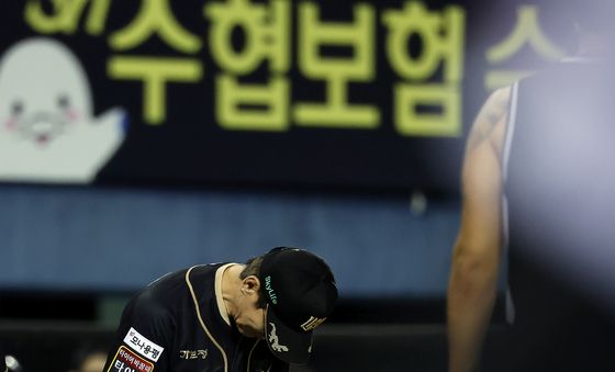 고마움 표하며 선수에게 인사하는 이강철 감독