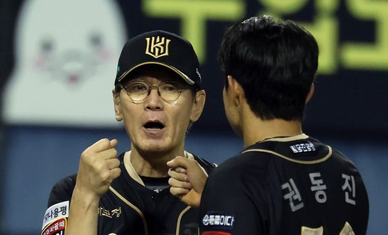 권동진 맞이하는 이강철 감독