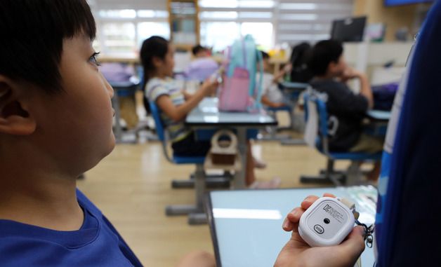 초등안심벨 사용법 배우는 초등학생들