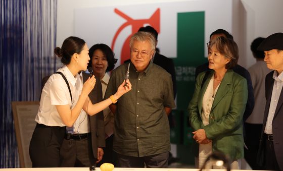 광주디자인비엔날레 관람하는 문재인 전 대통령