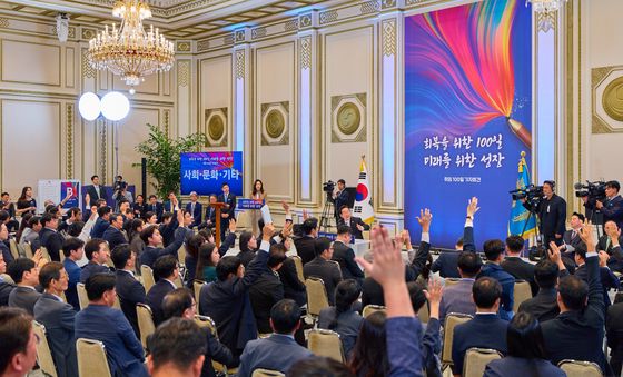 기자들 질문 받는 이재명 대통령