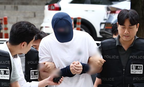 영장심사 출석하는 피자가게 칼부림 피의자