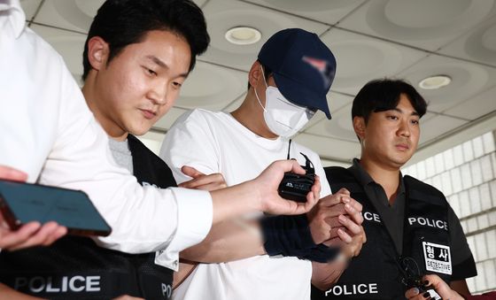 고개 푹 숙인채 영장심사 출석하는 피자가게 칼부림 피의자