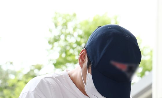 고개 푹 숙인 피자집 칼부림 사건 피의자