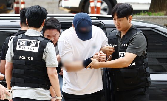 영장심사 출석하는 피자가게 칼부림 피의자