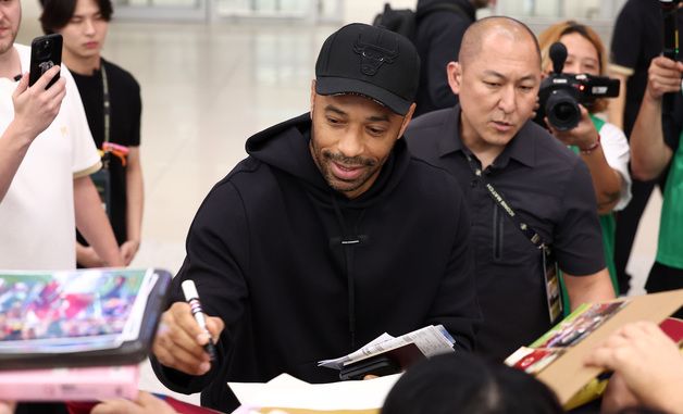 앙리 향한 사인 공세