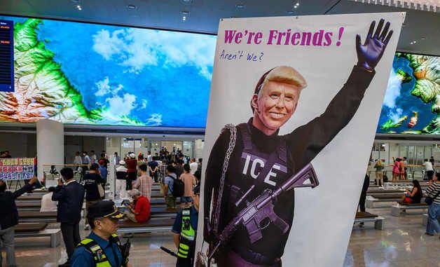 인천공항 입국장 '트럼프 퍼포먼스'