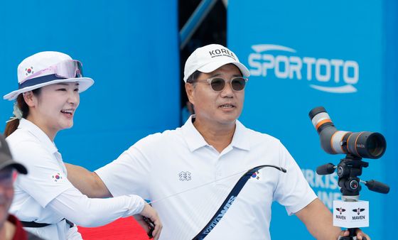 감독과 환하게 웃는 강채영