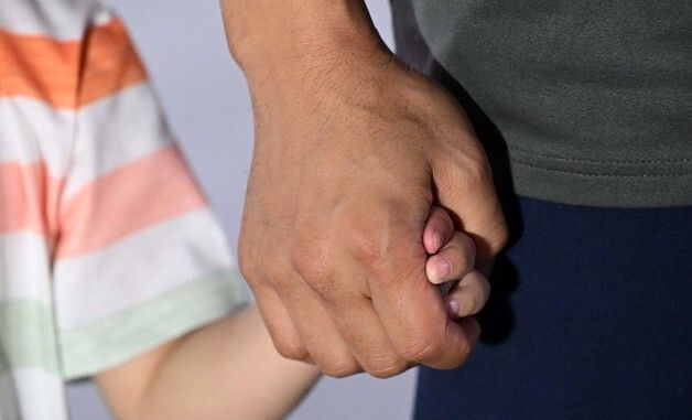 자녀의 손 꼭 잡고