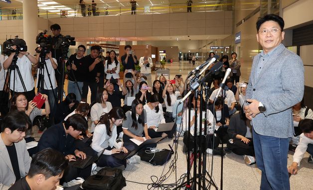 취재진 질문에 답하는 김동명 LG에너지솔루션 사장