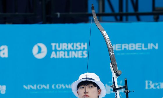 힘껏 활시위 당기는 안산