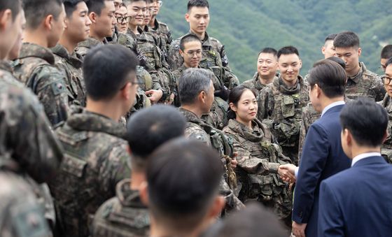 군 장병 격려하는 이재명 대통령