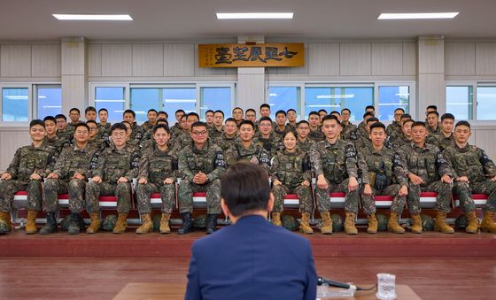 李대통령, 강원 최전방 찾아 "장병들 헌신 덕분 평화로운 일상 누려"