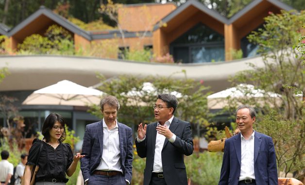 수락휴 찾은 랩센트럴 요하네스 프루에하우프 회장