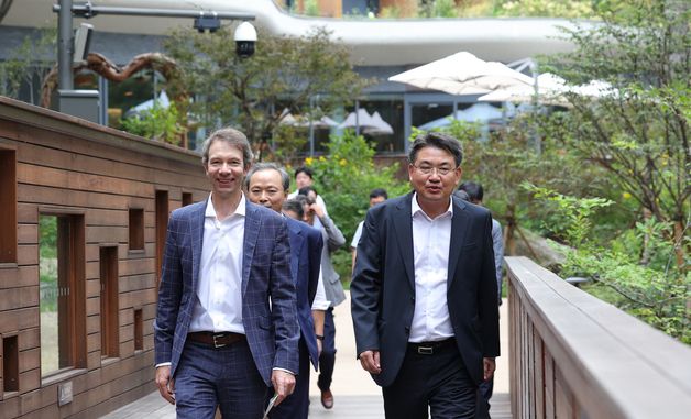 수락휴 둘러보는 요하넥스 프루에하우프 회장과 노원구청장