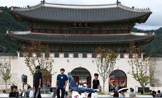 광화문 앞에서 펼쳐지는 비보이 무대