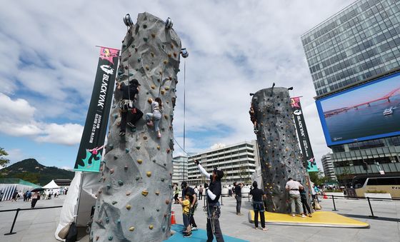 파란하늘 아래 펼쳐지는 클라이밍