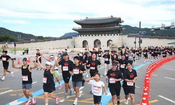 광화문 앞 달리는 마블런 참가자들