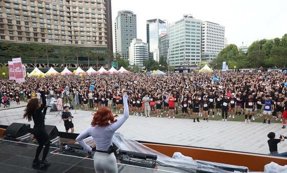 준비운동하는 마블런 참가자들