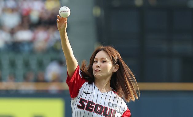 시구 던지는 아이비