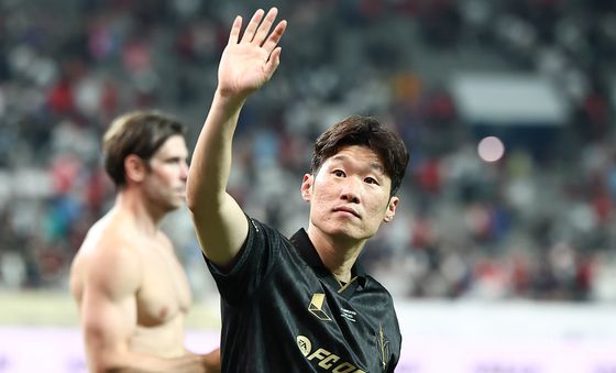 관중에게 인사하는 박지성