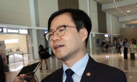 한미 관세협상 후속 협의 위해 미국으로 출국하는 여한구 본부장