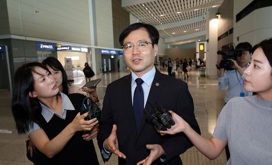 출국하며 취재진 질문에 답하는 여한구 본부장