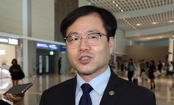 출국하며 취재진 질문에 답하는 여한구 본부장