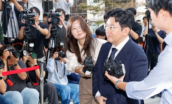 경찰 조사 향하는 방시혁 의장