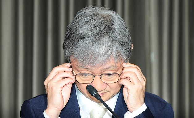 안경 쓰는 이찬진 금융감독원장