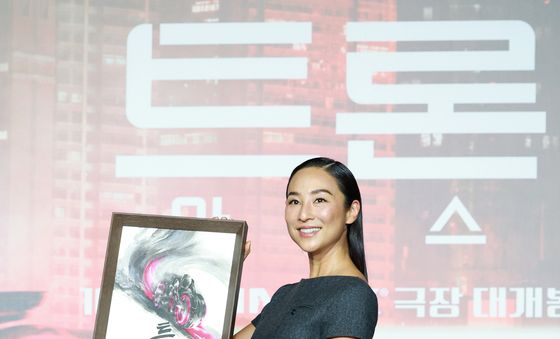 수묵화 선물 받은 그레타 리