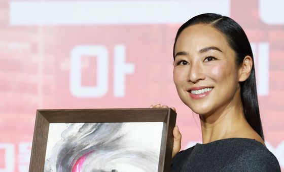 그레타 리, 수묵화 선물 받고 행복해