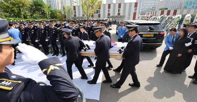 영결식장 도착한 이재석 경사의 유해