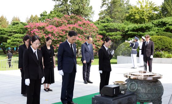 차정인 신임 국가교육위원장, 현충탑 참배