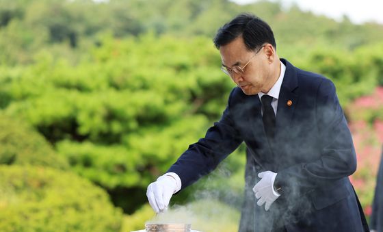 참배하는 차정인 신임 국가교육위원장