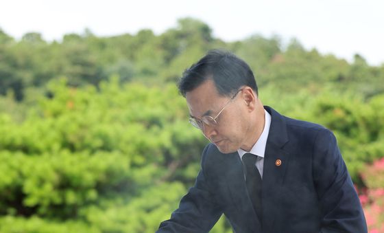 참배하는 차정인 신임 국가교육위원장