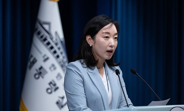 비서실장 주재 수석보좌관회의 관련 브리핑 하는 전은수 부대변인