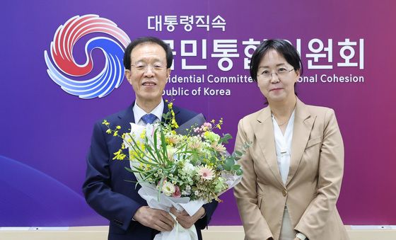 꽃다발 받은 이석연 국민통합위원장