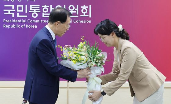 꽃다발 받은 이석연 국민통합위원장