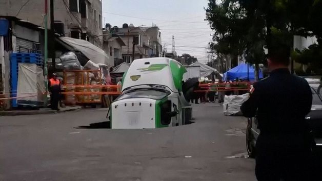 [포토] 싱크홀에 빠진 멕시코 배달 트럭