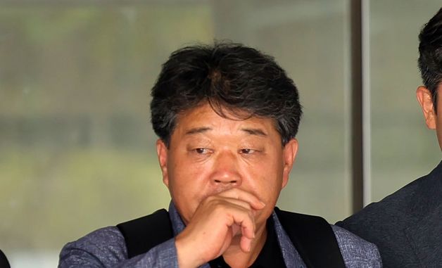 영장실질심사 마친 뒤 법원 나서는 박창욱 경북도의원