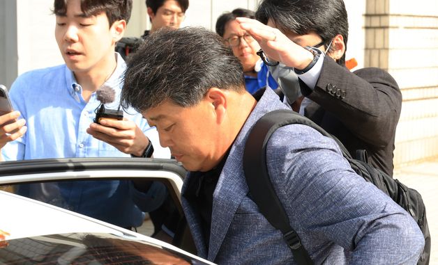 영장실질심사 마친 뒤 특검 차량에 탑승하는 박창욱 경북도의원