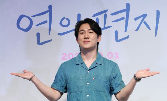 포즈 취하는 민승우