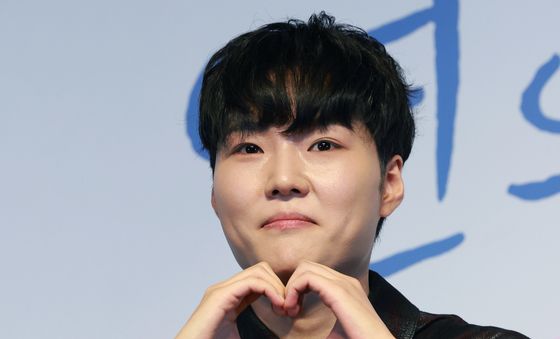 포즈 취하는 김민주