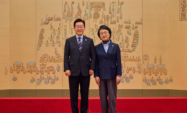 이재명 대통령, 김진애 국가건축정책위원장 위촉장 수여