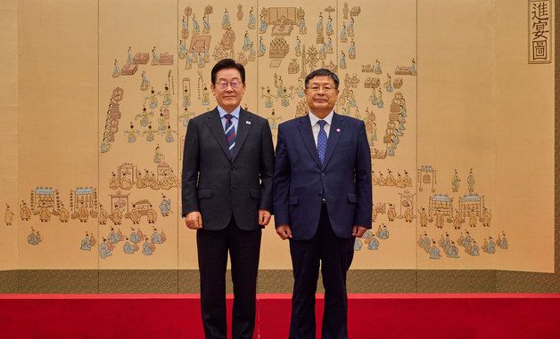 이재명 대통령, 김호 농어업농어촌특별위원장에게 위촉장 수여