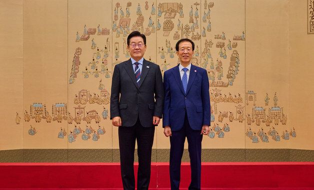 이재명 대통령, 이석연 국민통합위원장에게 위촉장 수여